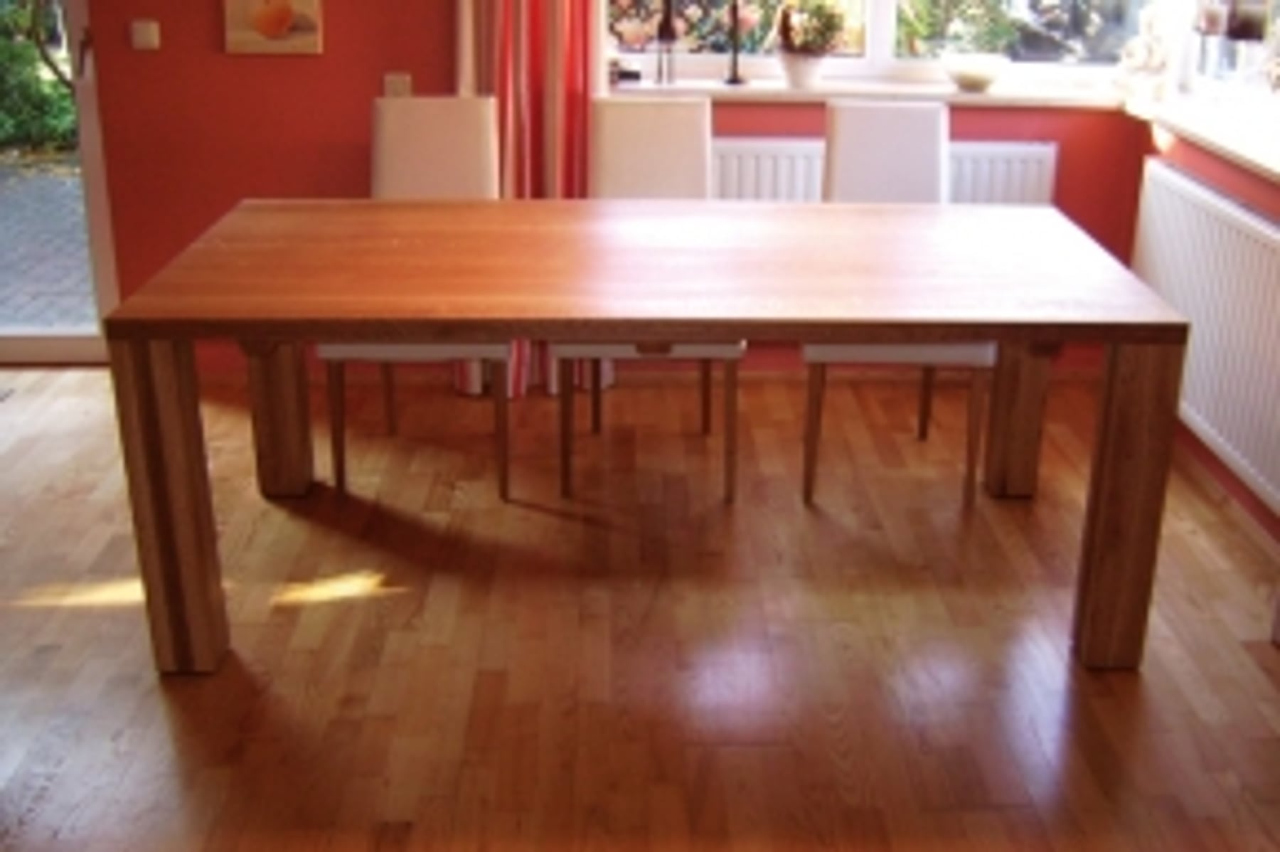 Holztisch als Maßmöbel im Wohnzimmer