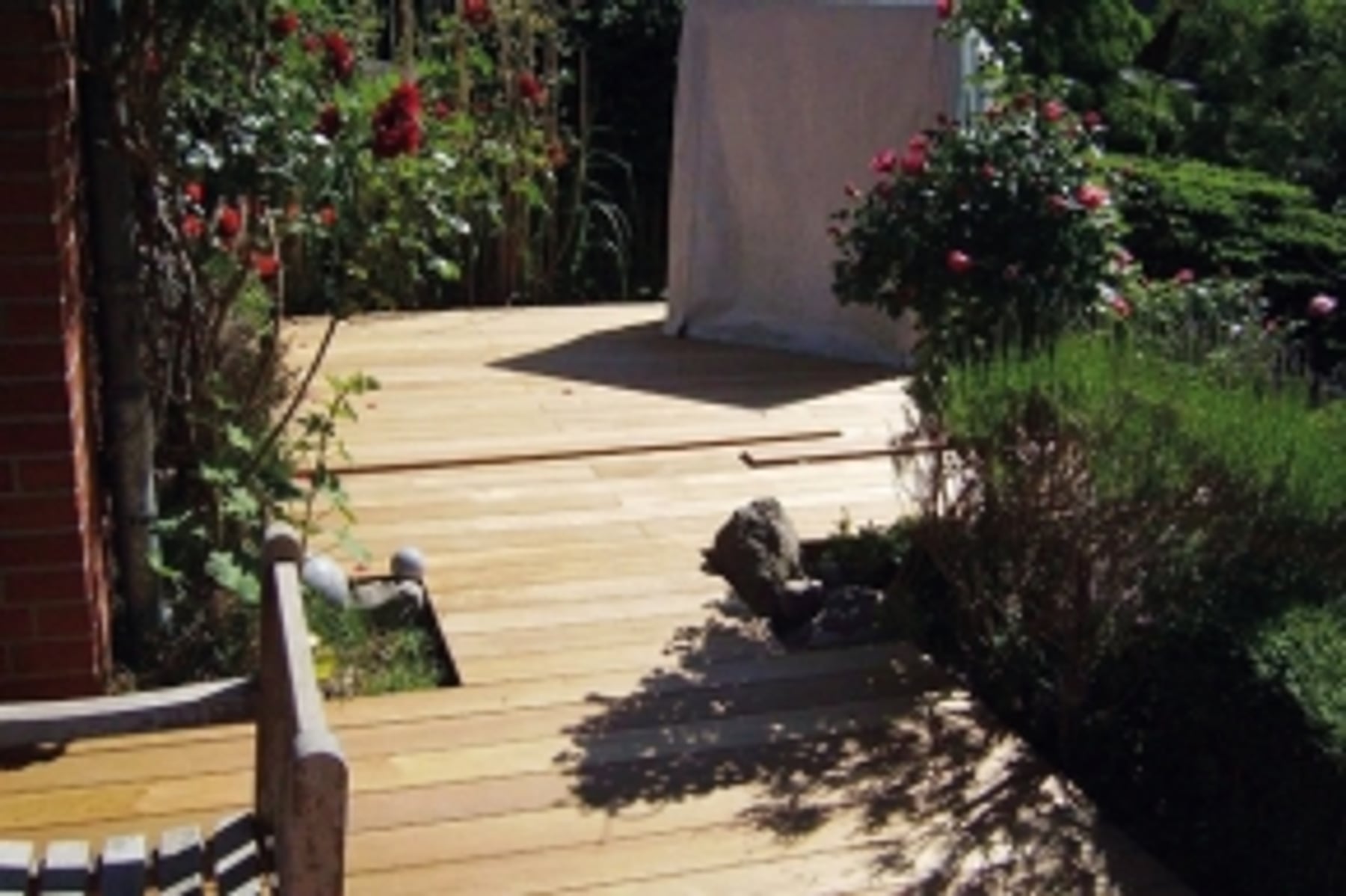 Holzterrasse im Garten, gebaut von Tischlerei Memis