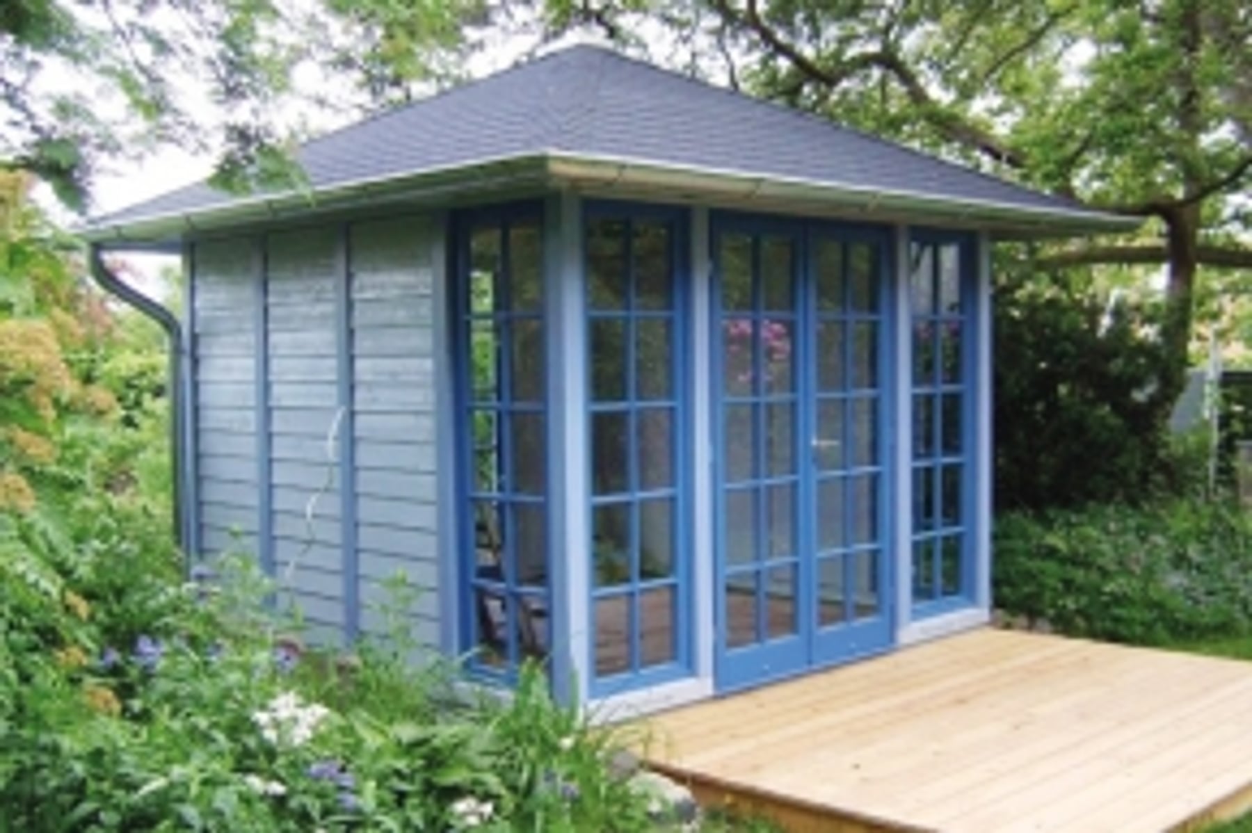 Gartenhaus mit Holzterrasse — Außenprojekt