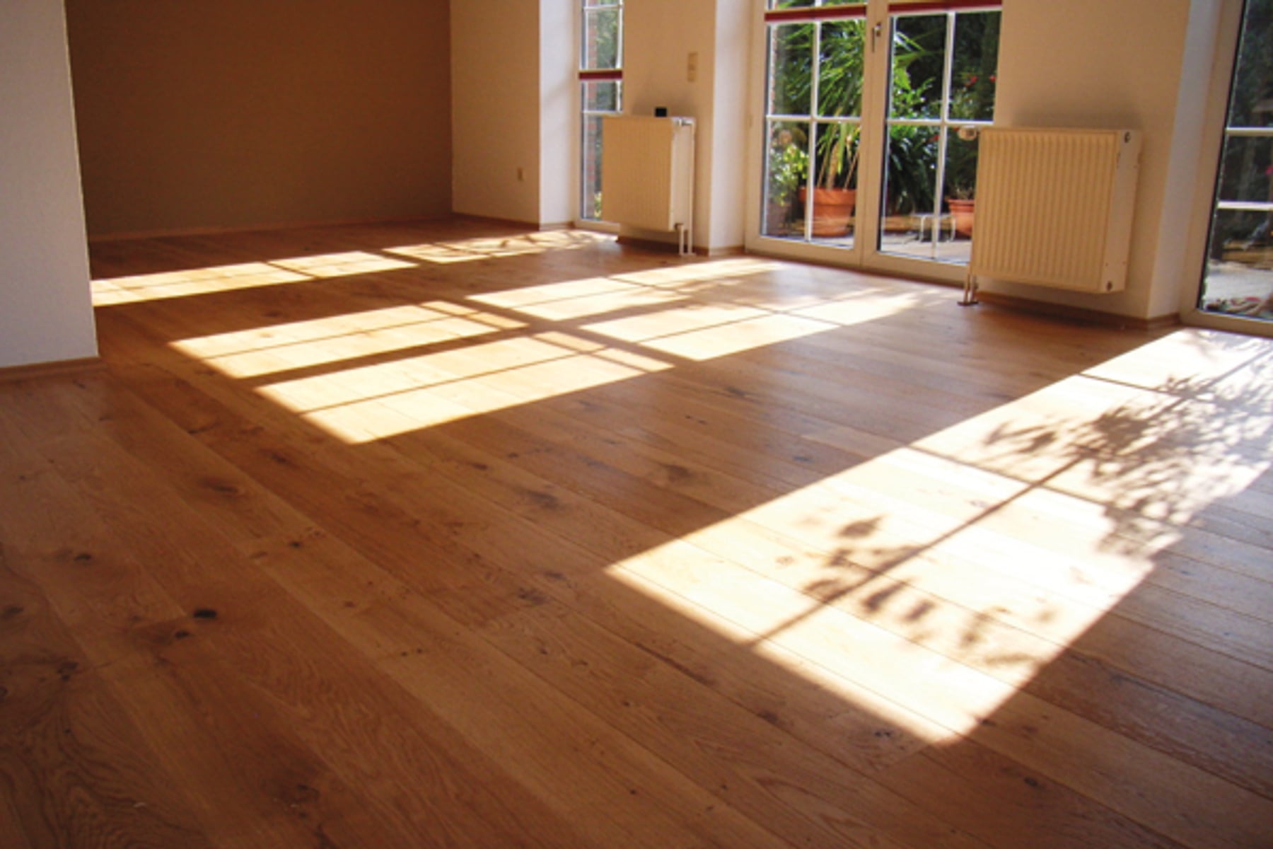Holzfußboden mit Sonnenlicht — Innenausbau Tischlerei Memis