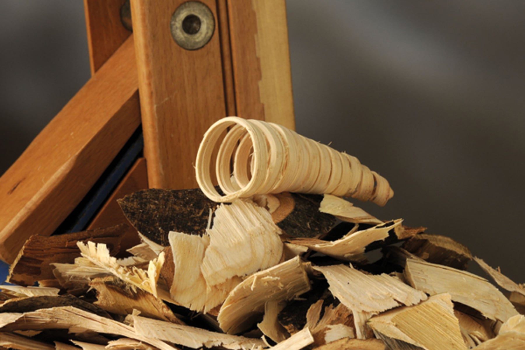 Holzspäne und Hobel in der Werkstatt der Tischlerei Memis